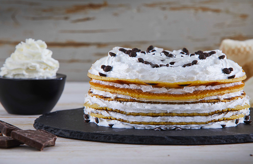 Torta di crêpes con gocce di cioccolato